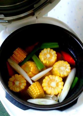 玉米胡萝卜排骨汤的做法步骤3