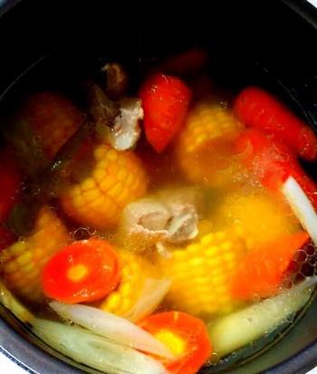 玉米胡萝卜排骨汤的做法图解4