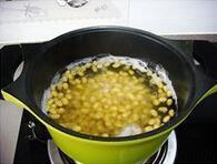 香椿拌黄豆的做法步骤2