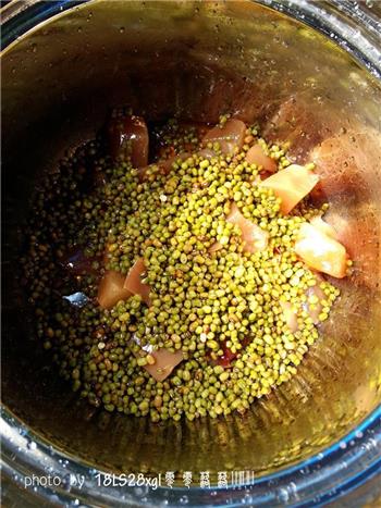酸萝卜腊鸭绿豆煲的做法步骤4
