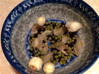 绿豆薏米百合莲子杂粮粥的做法步骤2