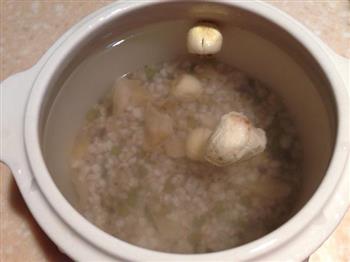 绿豆薏米百合莲子杂粮粥的做法图解3