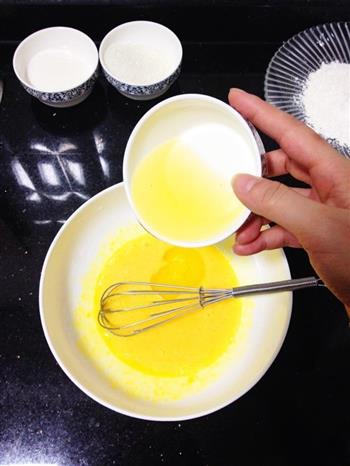 芒果奶油蛋糕卷—超详细步骤口感绵软也不会开裂唷的做法步骤5
