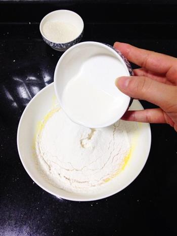芒果奶油蛋糕卷—超详细步骤口感绵软也不会开裂唷的做法步骤6