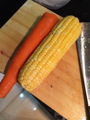玉米胡萝卜排骨汤的做法图解2