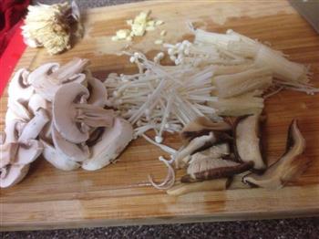 蘑菇焖饭的做法图解1