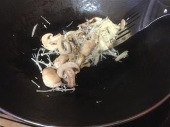 蘑菇焖饭的做法图解3