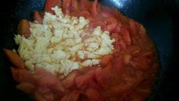自创做法西红柿炒鸡蛋的做法步骤4