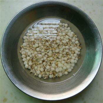 山药薏米芡实粥的做法步骤1