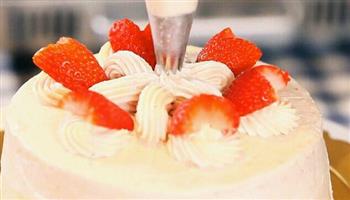 草莓奶油生日蛋糕的做法步骤20