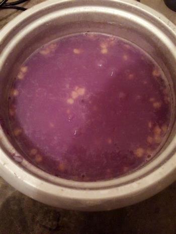 紫薯玉米片粥的做法图解1