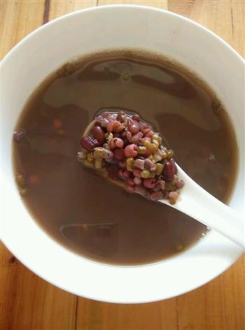 养颜红豆绿豆薏米赤小豆粥的做法图解2