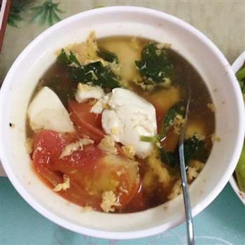芹菜叶鸡蛋西红柿豆腐汤的做法步骤1