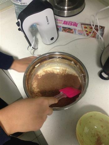 海绵巧克力蛋糕卷的做法步骤7