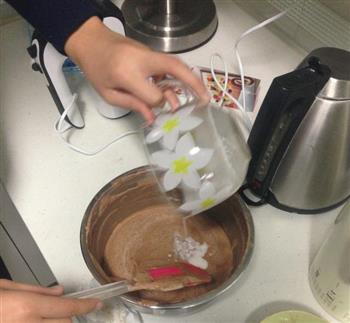 海绵巧克力蛋糕卷的做法步骤8