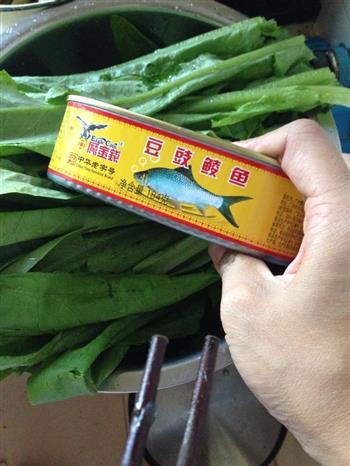 豆豉鲮鱼油麦菜的做法图解1