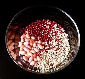薏米红豆花生瘦身养颜粥的做法步骤1