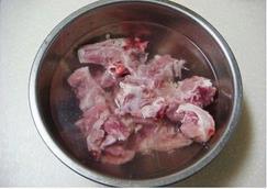 东北酸菜炖猪肉的做法步骤1