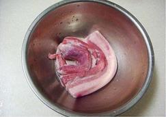 东北酸菜炖猪肉的做法步骤2