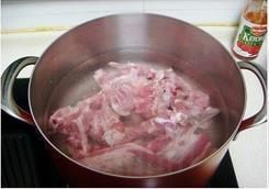 东北酸菜炖猪肉的做法步骤3
