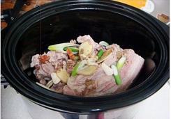东北酸菜炖猪肉的做法步骤6