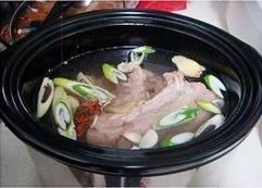 东北酸菜炖猪肉的做法步骤7