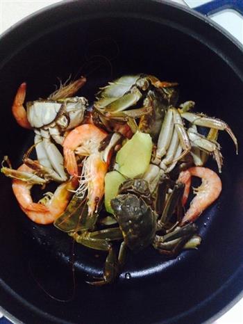 大闸蟹海鲜汤的做法步骤2