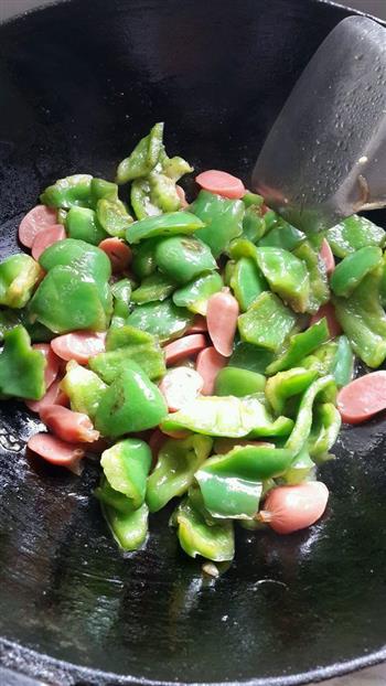 圆菜椒炒脆皮肠的做法图解3