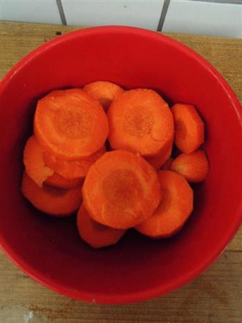 红萝卜玉米排骨汤的做法图解4