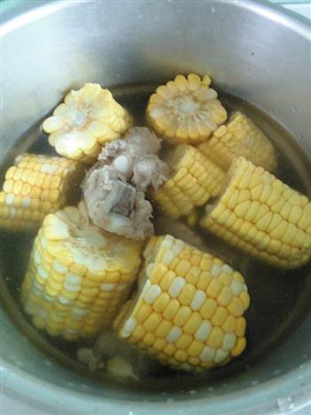 红萝卜玉米排骨汤的做法步骤7