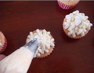 奶油樱桃小蛋糕的做法步骤11