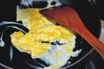 青椒炒鸡蛋的做法步骤4
