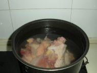 在家也可以吃国宴-松茸炖鸡的做法步骤1