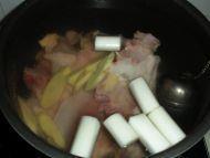 在家也可以吃国宴-松茸炖鸡的做法图解2