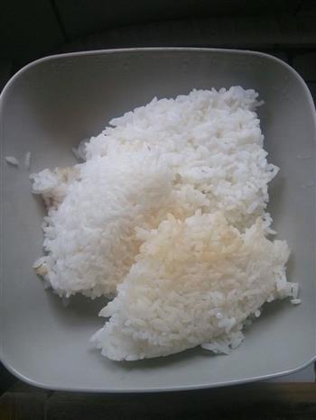 黄瓜仔肠炒米饭的做法步骤2