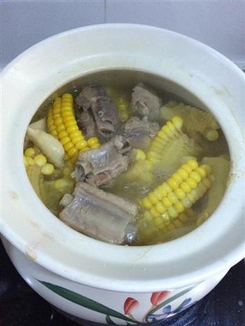 春笋玉米排骨汤的做法图解7