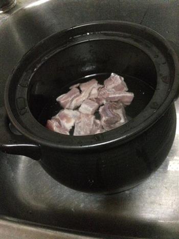秘制排骨莲藕汤的做法步骤1