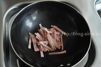 火腿蔬菜热汤面的做法步骤1