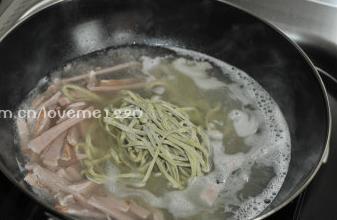 火腿蔬菜热汤面的做法步骤4