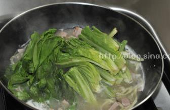 火腿蔬菜热汤面的做法步骤5