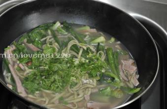 火腿蔬菜热汤面的做法步骤6