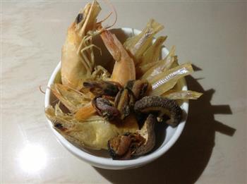 排骨海鲜汤-秋季滋润汤的做法步骤2