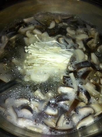 百合菌菇汤的做法步骤7