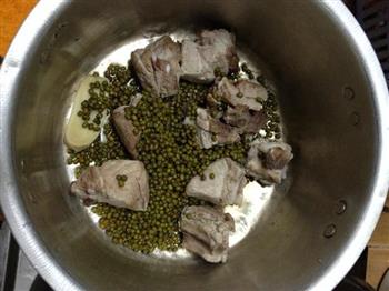海带绿豆排骨汤的做法图解2