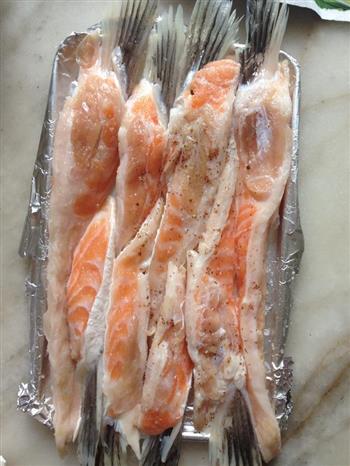 盐烤三文鱼腩的做法步骤3