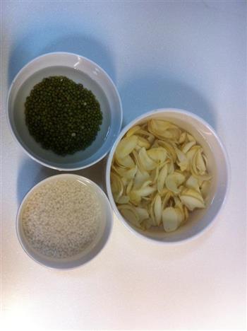 冰糖百合糯米绿豆汤的做法步骤1