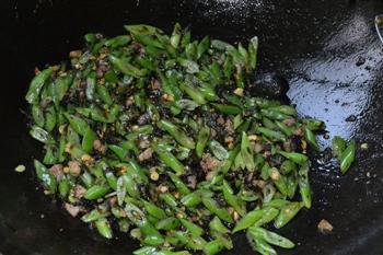 橄榄菜炒四季豆的做法步骤3
