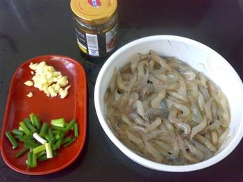 黑椒酱炒河虾的做法步骤1