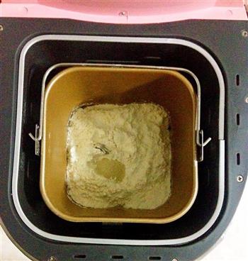 全麦毛毛虫豆沙面包的做法步骤1