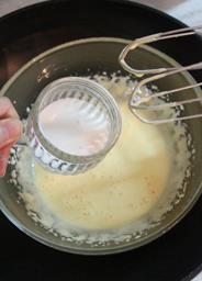 抹茶栗子蛋糕卷的做法步骤2